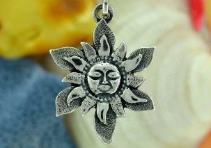 Simbol sunca je mali amulet za sreću