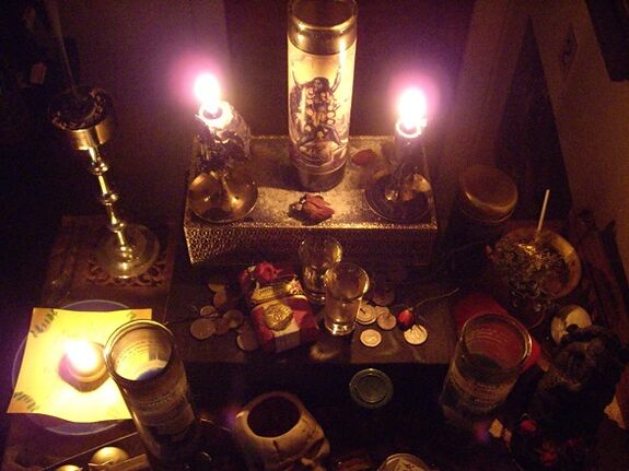amulet zapaljene svijeće i novčići za sreću