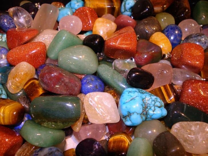 obojeno kamenje kao talismani sreće